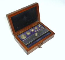 Gewichtssatz im Holzkasten um